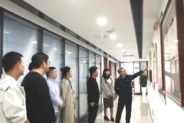 云南金控集团第五期廉洁文化长廊开展 集团领导带头参观学习