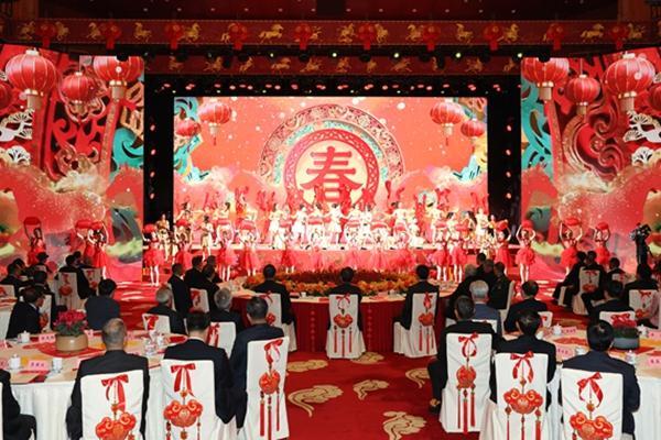 山水颂春晖 跃马踏新程 2026年云南省迎春茶话会在昆举行 王宁致辞 王予波主持 刘洪建刘晓凯出席