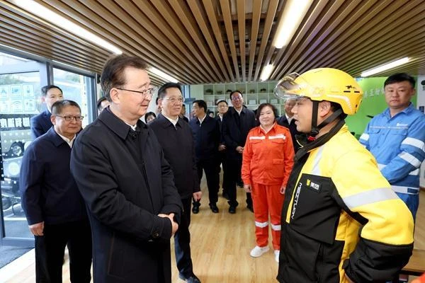 王宁王予波检查公安、消防、市场供应等工作 看望慰问环卫工人、快递小哥等一线劳动者 向全省各族干部群众致以新春祝福 刘洪建参加