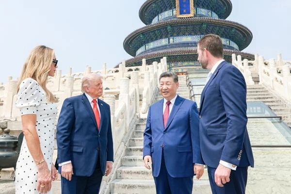 习近平同美国总统特朗普参观天坛