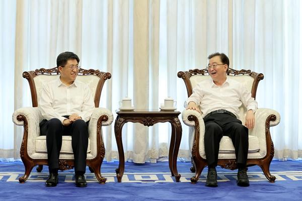 王宁与团中央书记处第一书记阿东会谈 刘洪建参加